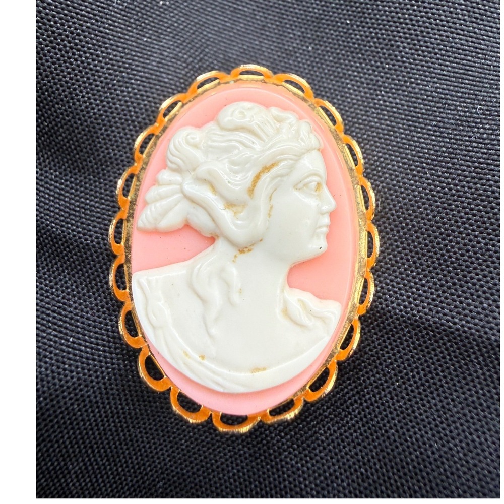 Vintage Pink Cameo Brooch Gold Tone Scalloped Oval Lady Portrait Pin 1.25 Inch